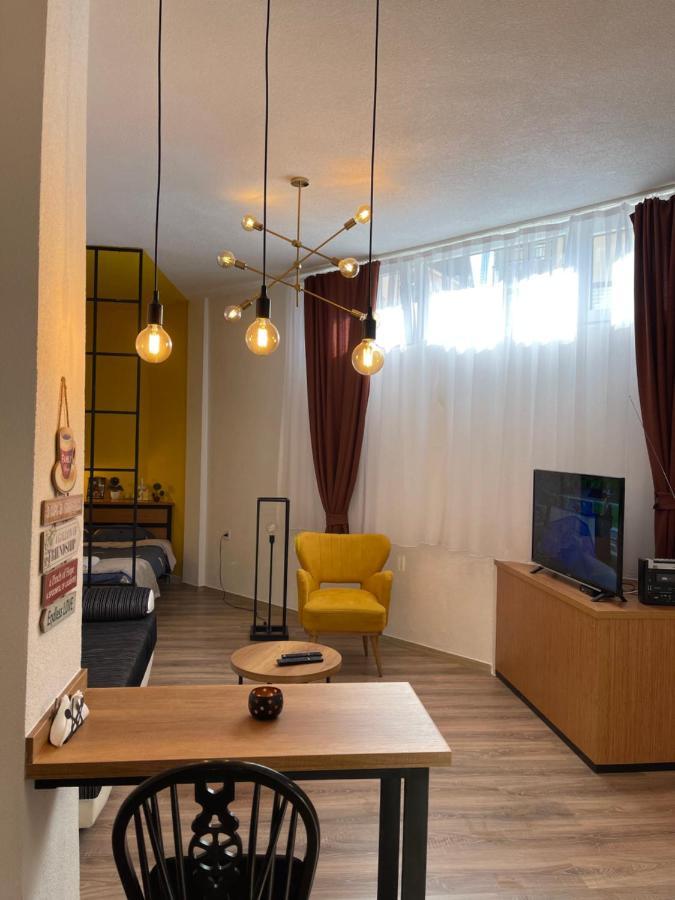 Ora-Prn, Studio Apartment In The City Centre Pristina Kültér fotó